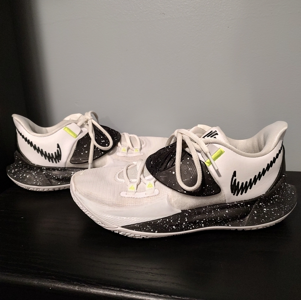 Nike Kyrie Low 3 Team "White Black"